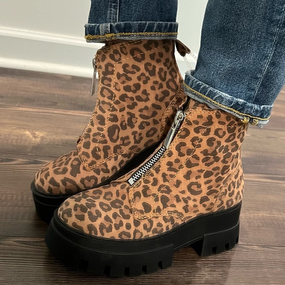 NWT Gianni Bini Leopard Suede Leather Lug Sole Zipper Front Combat Boots size 6